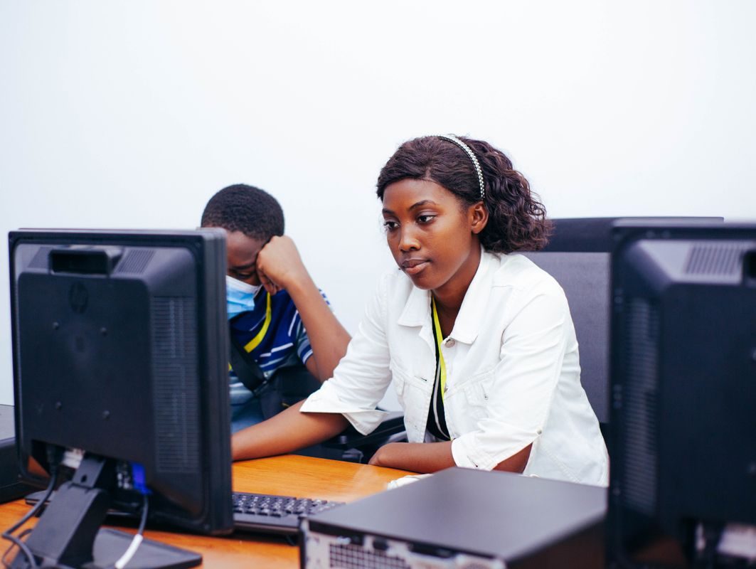 Jeune professionnelle en session de formation informatique
